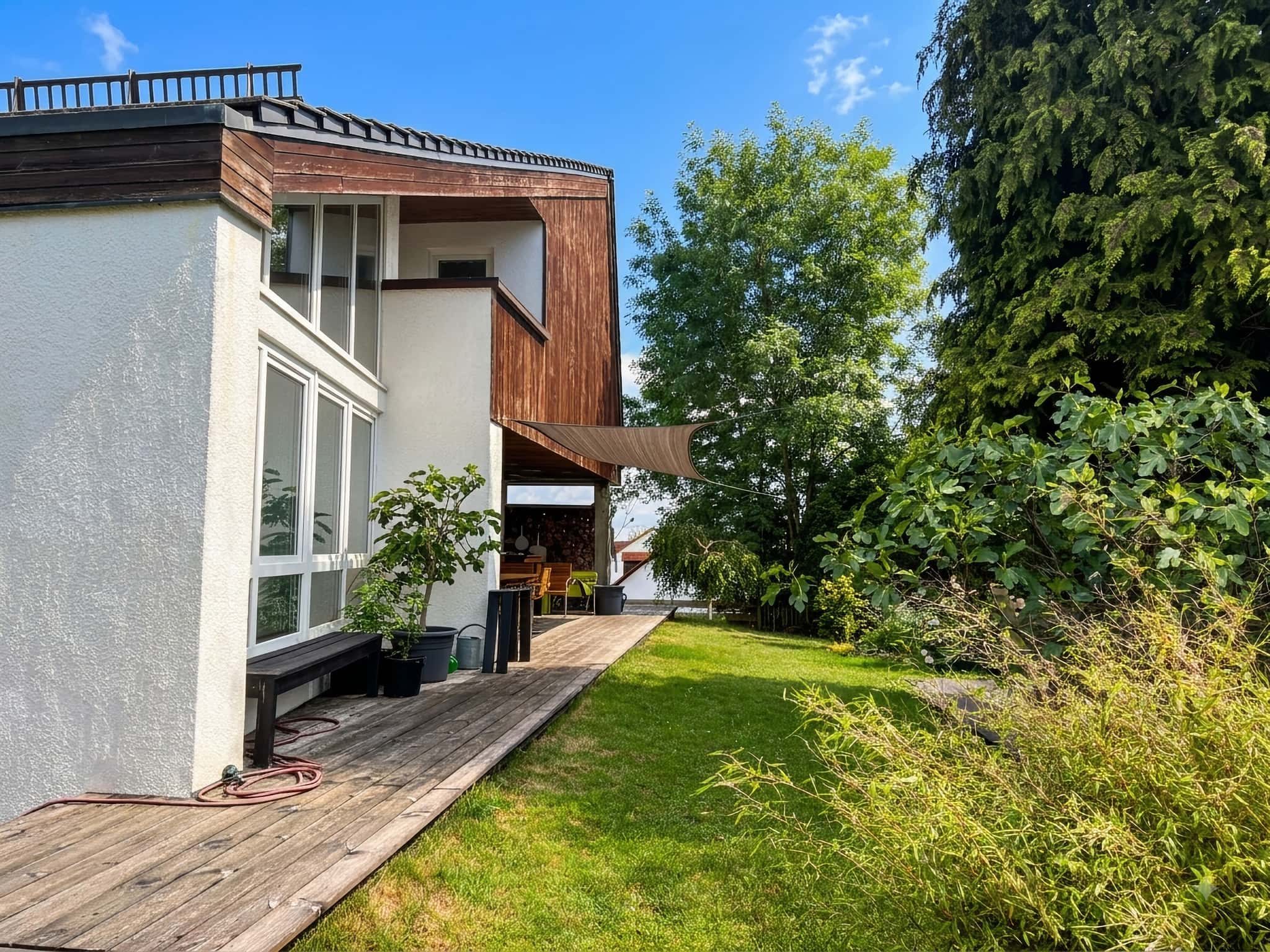 Großzügiges Einfamilienhaus mit Einliegerwohnung und traumhaftem Garten