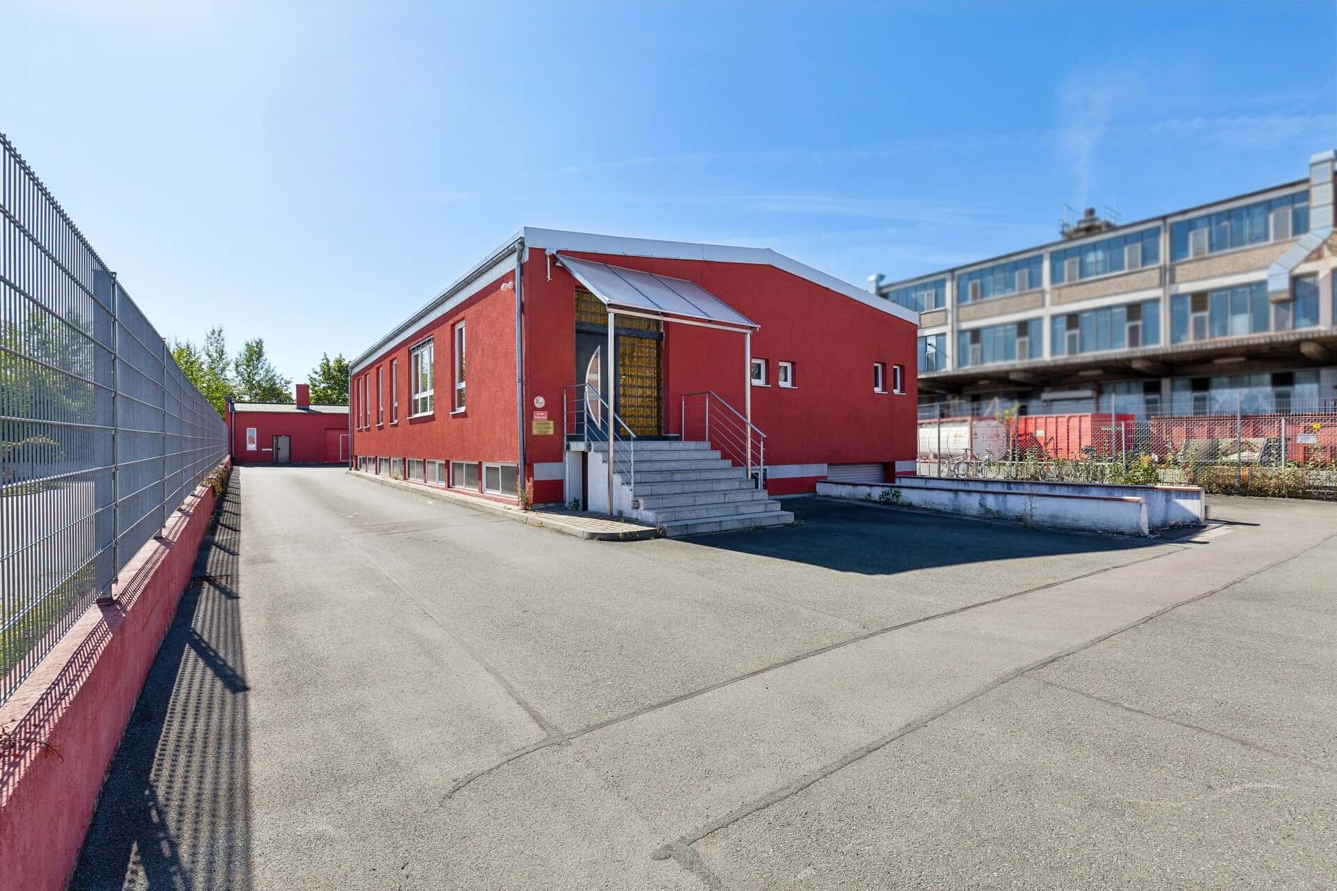 Vielseitiges Gewerbeanwesen auf ca. 2.211 m² Grundstück mit Hallen- und Büroflächen in Nürnberg