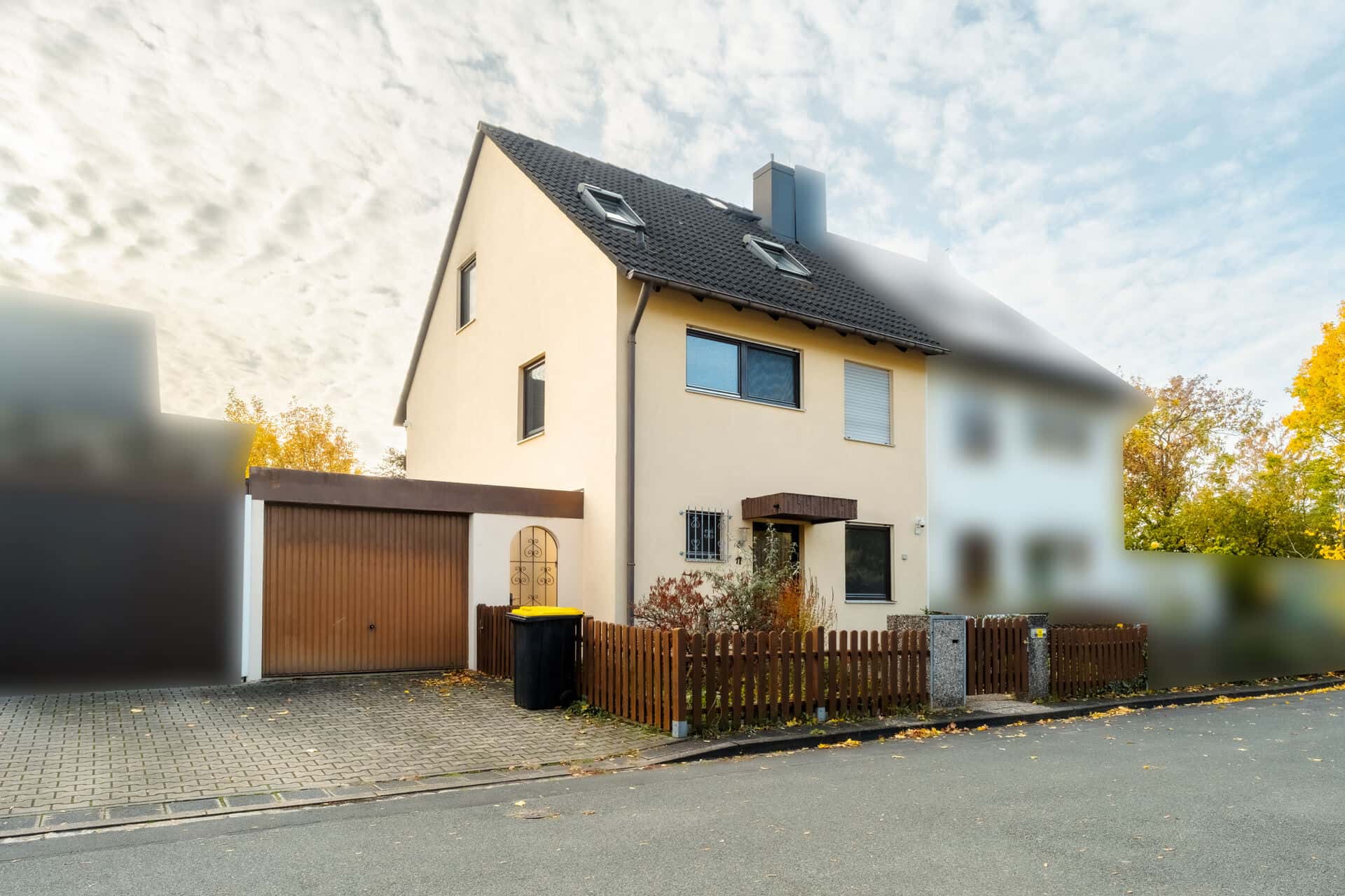 Doppelhaushälfte mit ausgebautem Dachgeschoss, großem Keller und 3 Garagen in Oberasbach